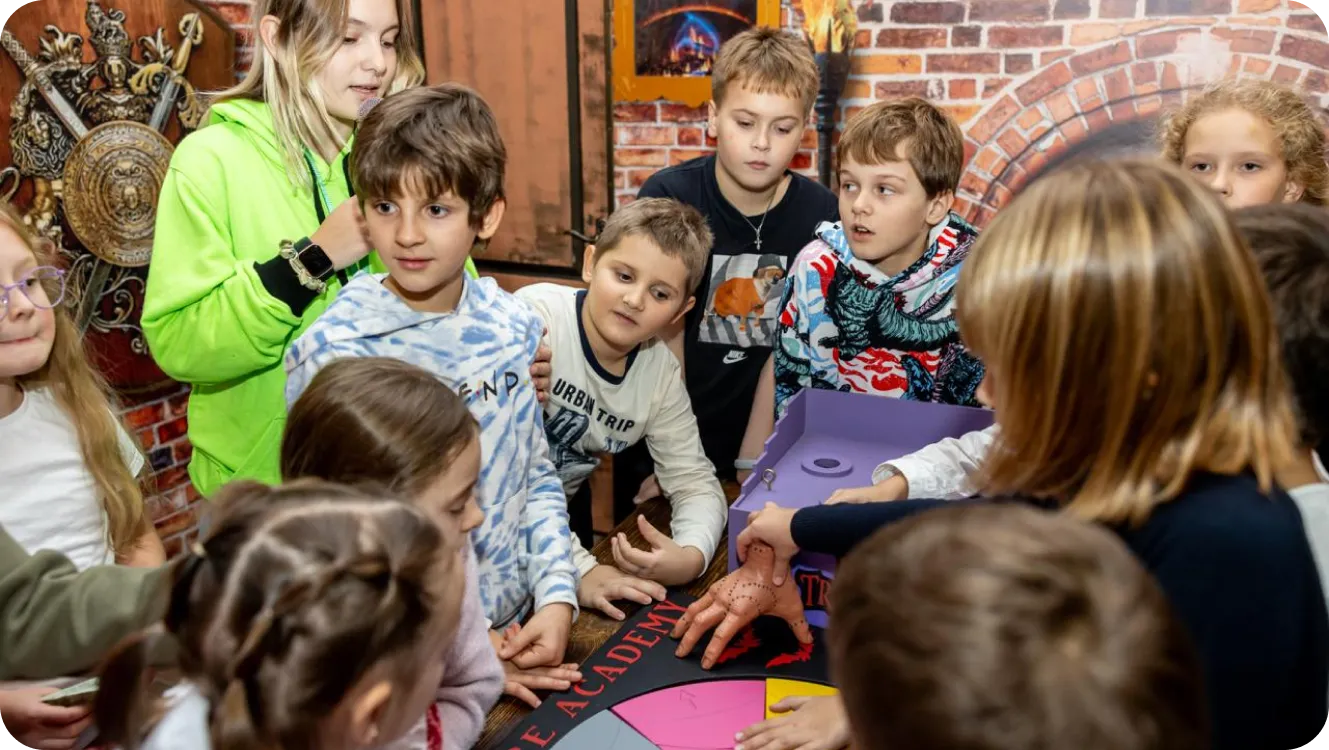 Дитяча компанія грає у квест