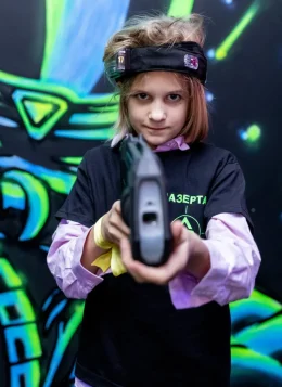 Дівчина грає у лазертаг